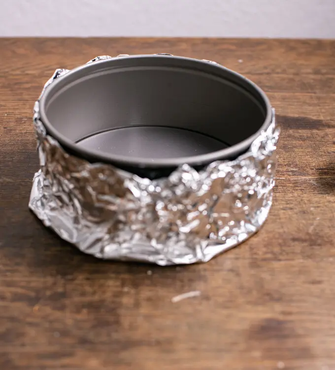 Die Form in Alufolie eingepackt.