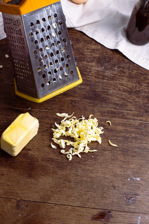 Für das Käsekuchen Rezept wird sehr kalte Butter benötigt. Am Besten geht das mit gefrorener Butter, die mit einem Küchenhobel in grobe Raspeln geraspelt wird. 