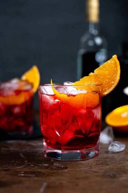 Der Klassiker der Cocktail Rezepte ist der Negroni.