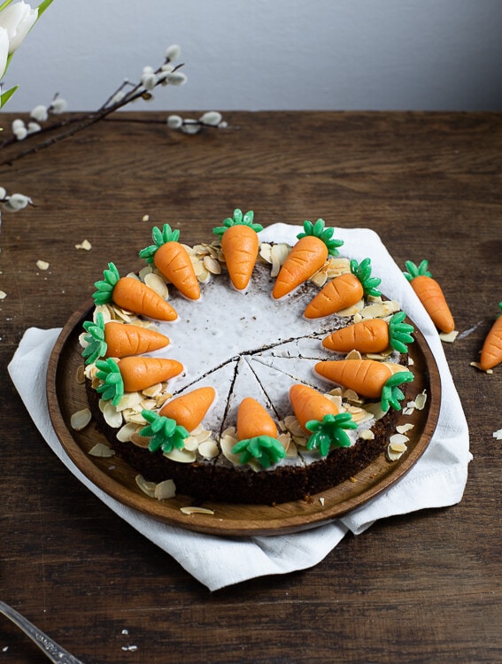 Ein Rüblikuchen mit kleinen Karotten auf dem Kuchen.