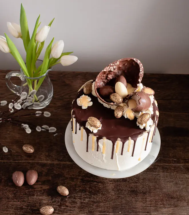 Die beste Eierlikörtorte mit Schokodekoration und Schokodrip.