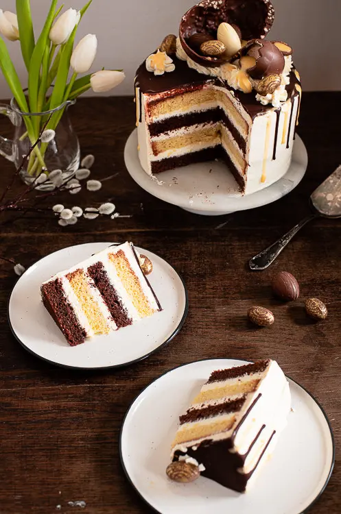 Eierlikörtorte Rezept mit Schoko-, Eierlikördrip und Dekoration.