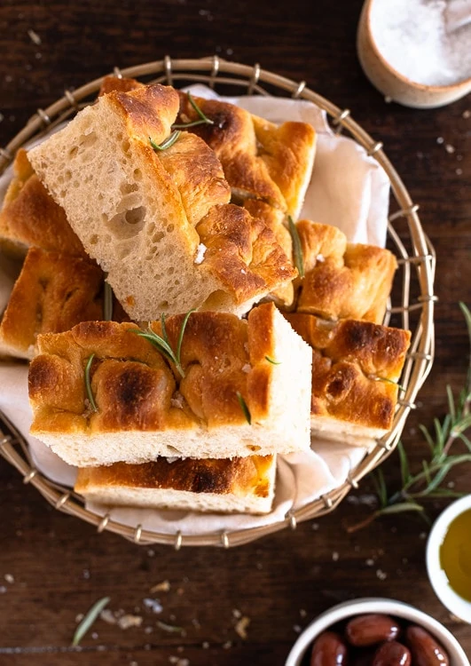 Italienisches Focaccia Brot, aufgeschnitten in einem Brotkorb. 