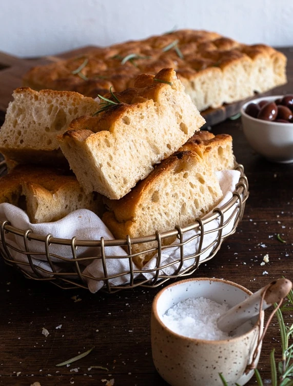 Italienisches Focaccia Brot liegt aufgeschnitten in einem Brotkorb. 