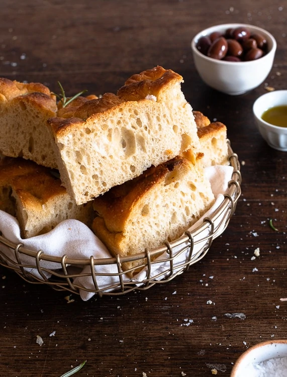 Fluffiges, italienisches Brot mit Rosmarien und Salz 