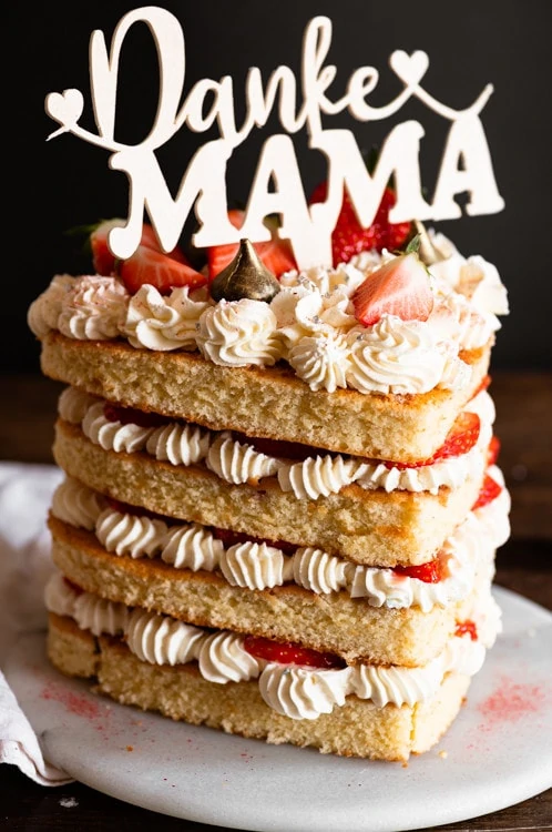Muttertagstorte mit Cake Topper und Erdbeeren