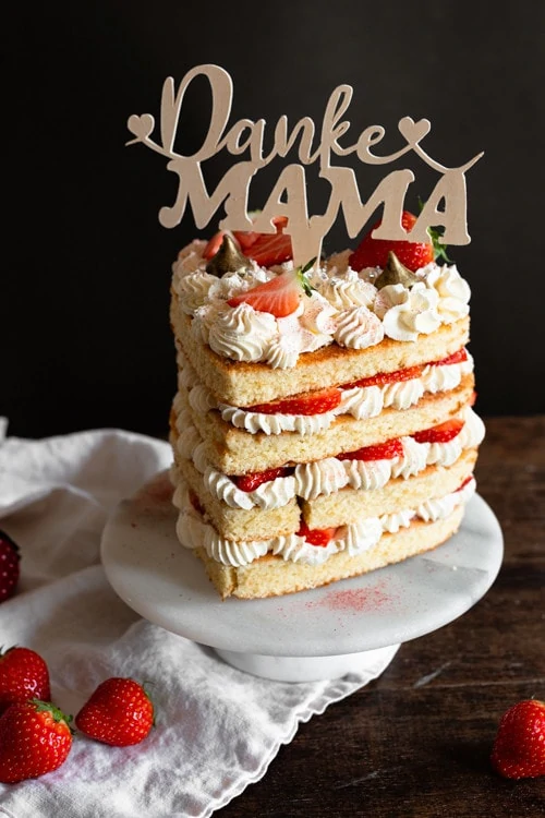 Die Muttertagstorte mit Mascarponecreme und Erdbeeren besteht ingesamt aus jeweils vier Lagen Kuchen, Creme und Erdbeeren. 