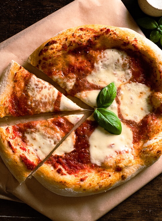 Der beste 5 Minuten Pizzateig ohne kneten wird im Ofen ausgebacken und eignet sich als Essen für 10 Personen.
