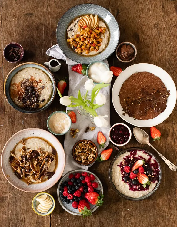 Porridge Rezepte mit verschiedenen Toppings. Von Schokolade, über Apfel und Zimt bis hin zu karamellisierter Banane. 