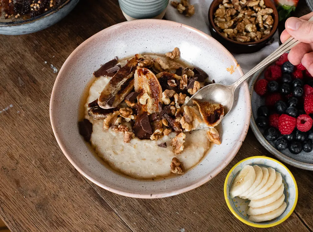 Porridge mit karamellisierter Banene mit Walnüssen und Schokolade. 