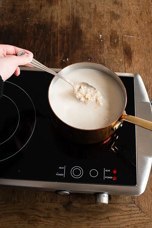 Porridge wird in einem kleinen Topf gekocht. 