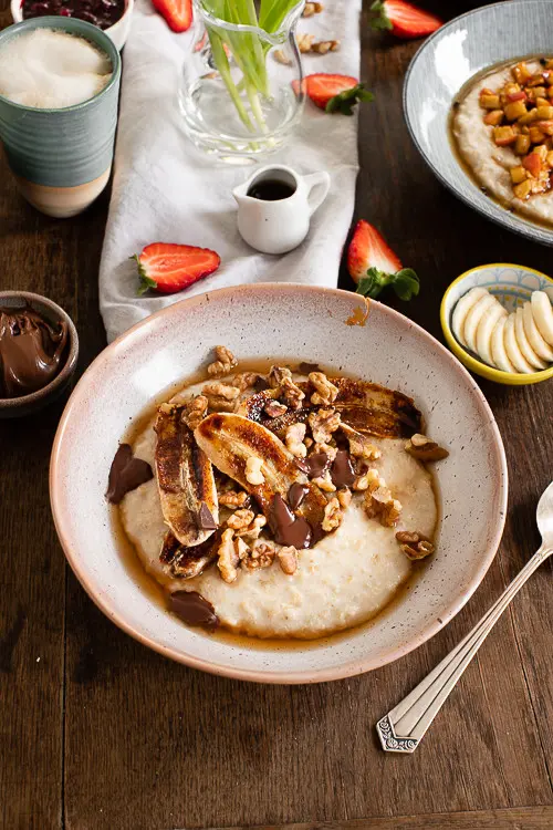 Der Porridge ist mit karamellisierter Banane, Walnüssen und Schokosplittern garniert. 