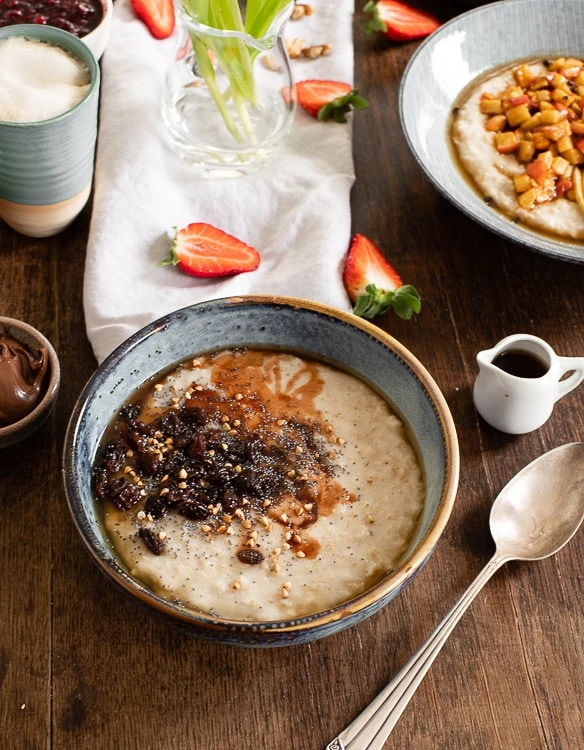 Trockenfrüchte, Buchweizen und Mohl sind das Topping dieses Porridges. 