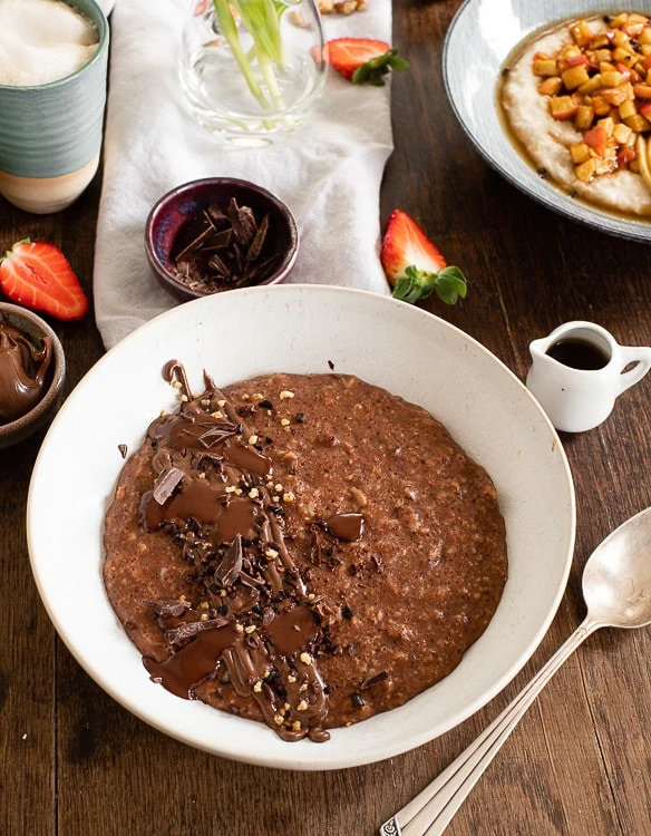 Porridge Rezept für Schokoporridge mit Nussnus, Kakaonibs und Schokosplittern.