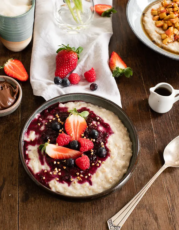 Beerenkompott, frische Beeren und Buchweizen sind das Topping dieses Porridges. 