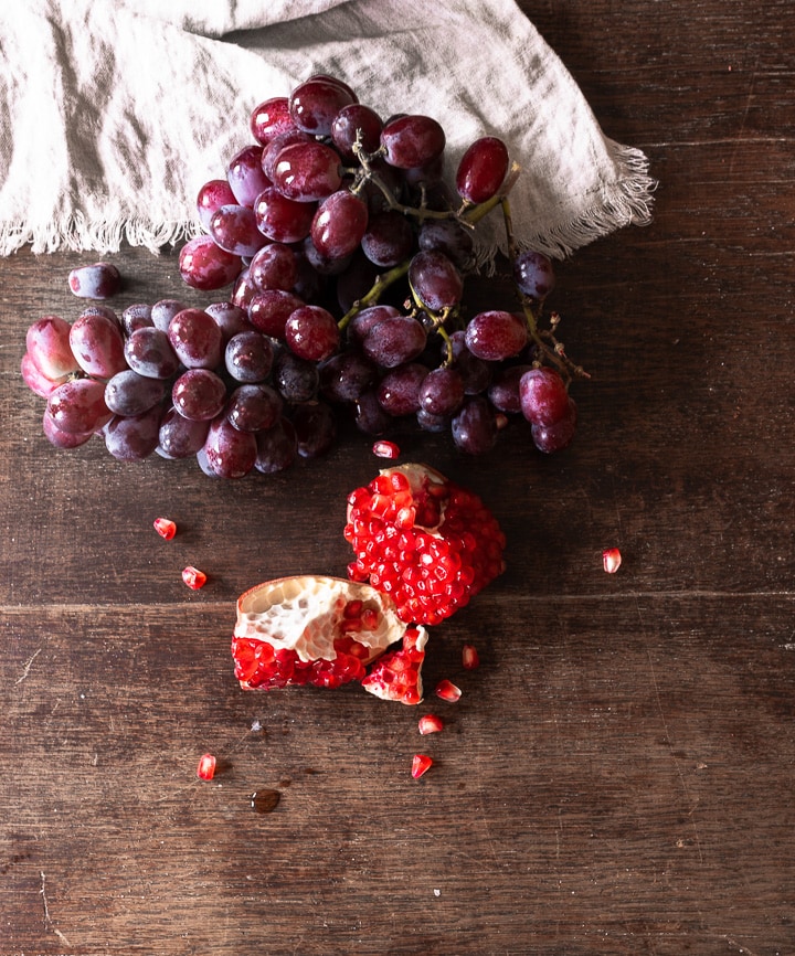 Weintrauben und Granatapfel bilden die fruchtige Komponente der Antipasti Platte. 