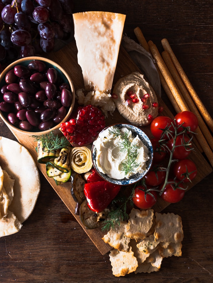 Antipasti Platte mit Oliven, Parmesan, Tomaten und Weintrauben