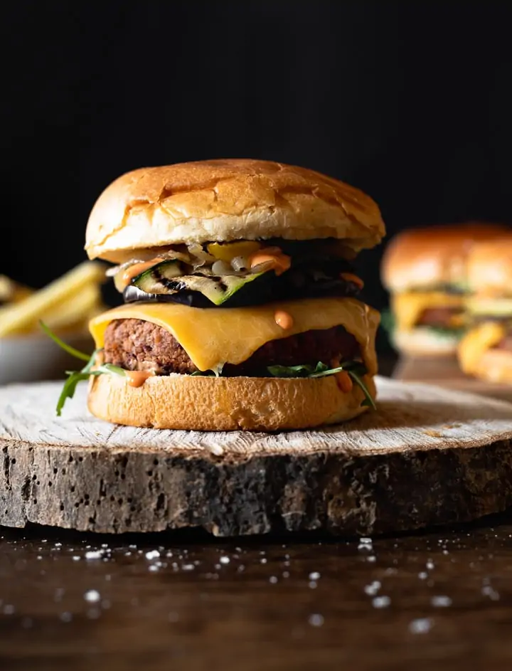 Veggie Burger mit gegrilltem Gemüse, der besten Burgersauce und Cheddar Käse. 