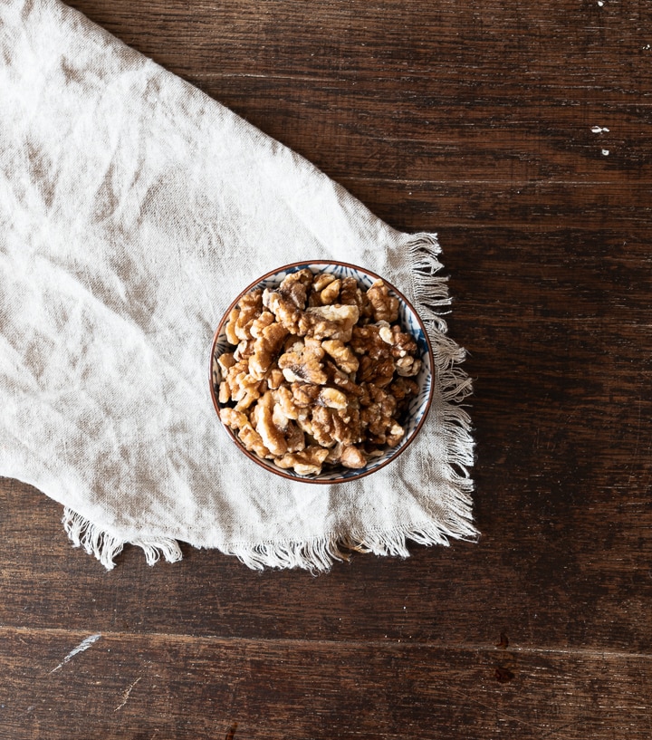 Walnüsse in einer Schüssel. Protein für die Hackbällchen