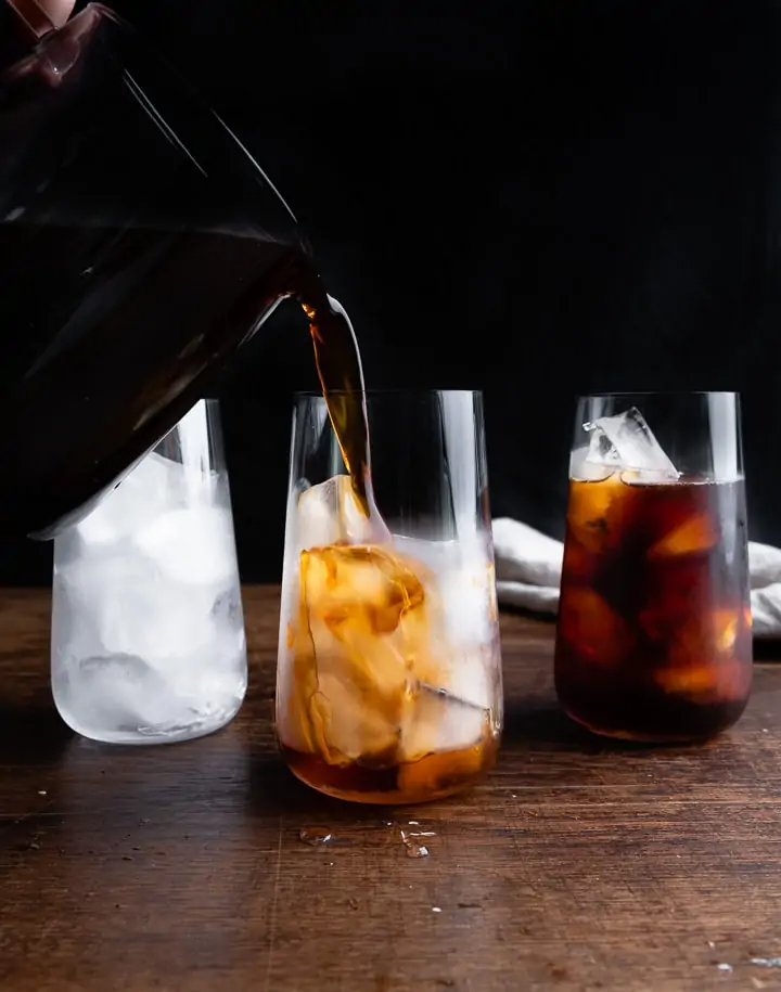 Der Selbstgemachte Cold Brew Coffee wird in ein Glas mit Eiswürfeln gegeben.