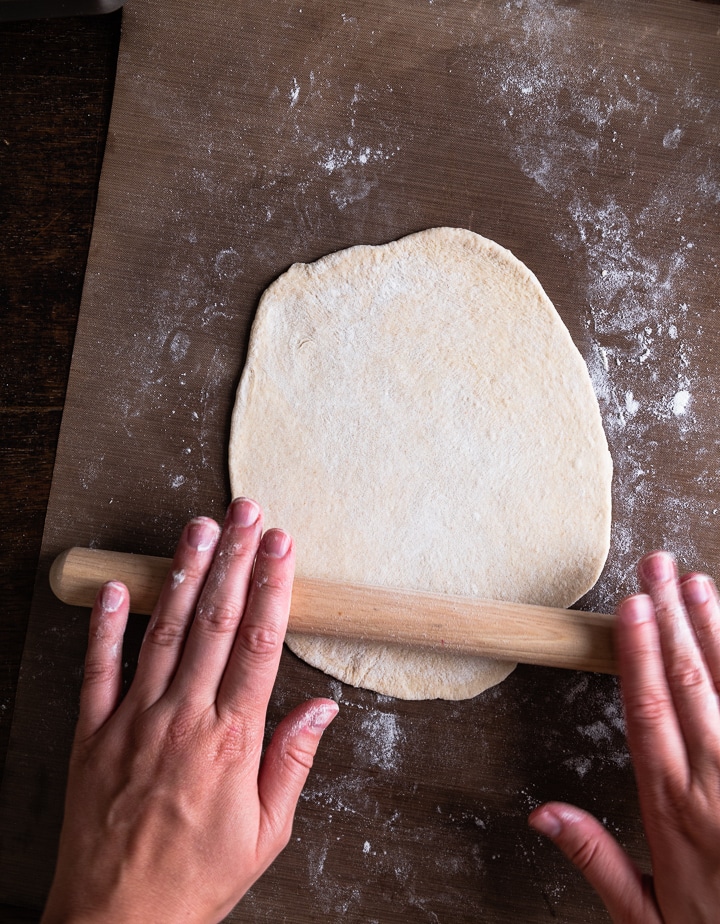 Ein Pita Brot wird selber gemacht.