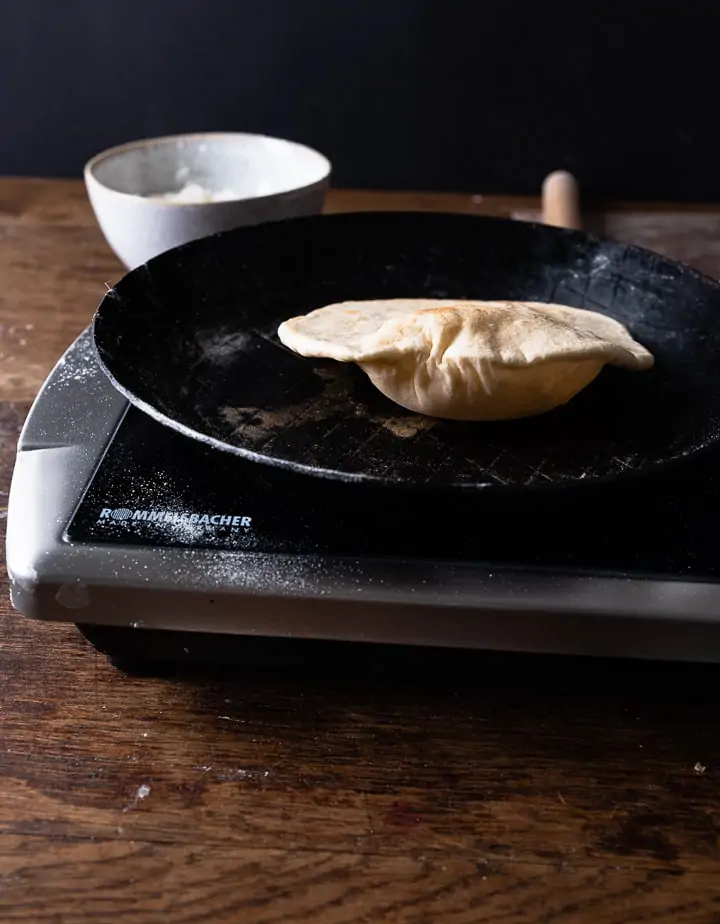 Wir machen ein Pita Brot selber in einer Pfanne.