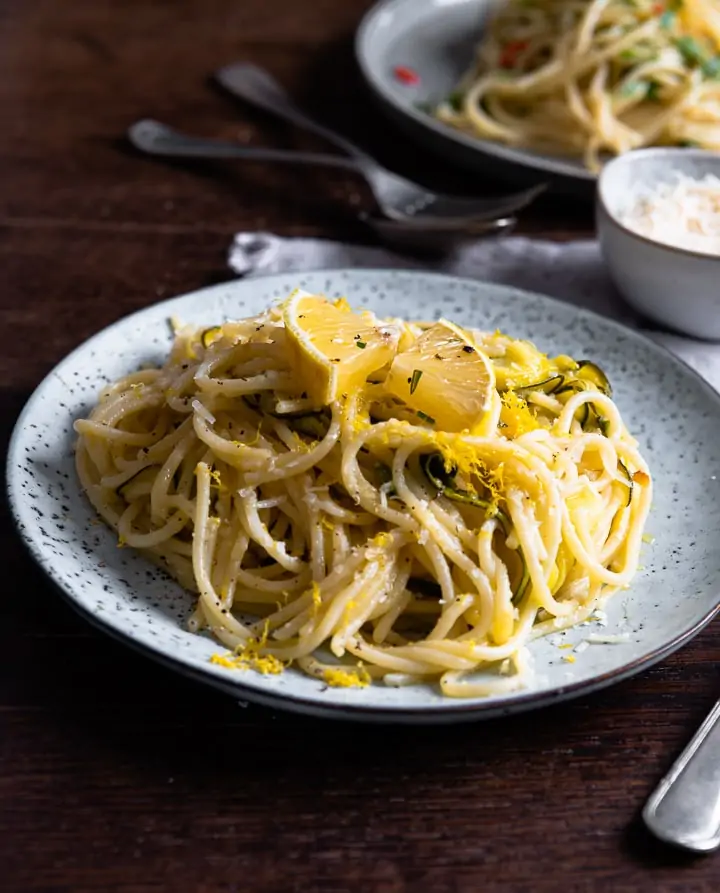 Die Zitronen Spaghetti mit Zucchini auf dem Tisch.