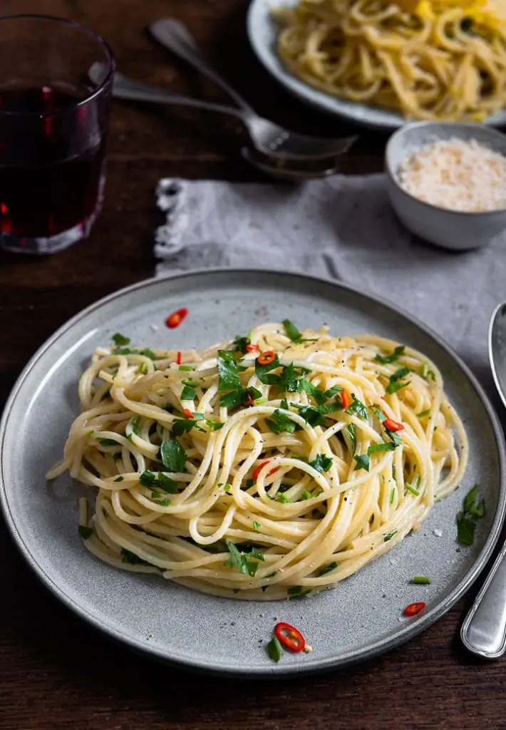 Ein Teller Spaghetti Aglio e Olio auf einem Tisch