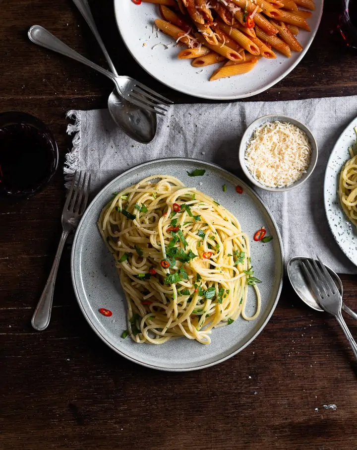Verschiede Spaghetti Gerichte auf dem Tisch.