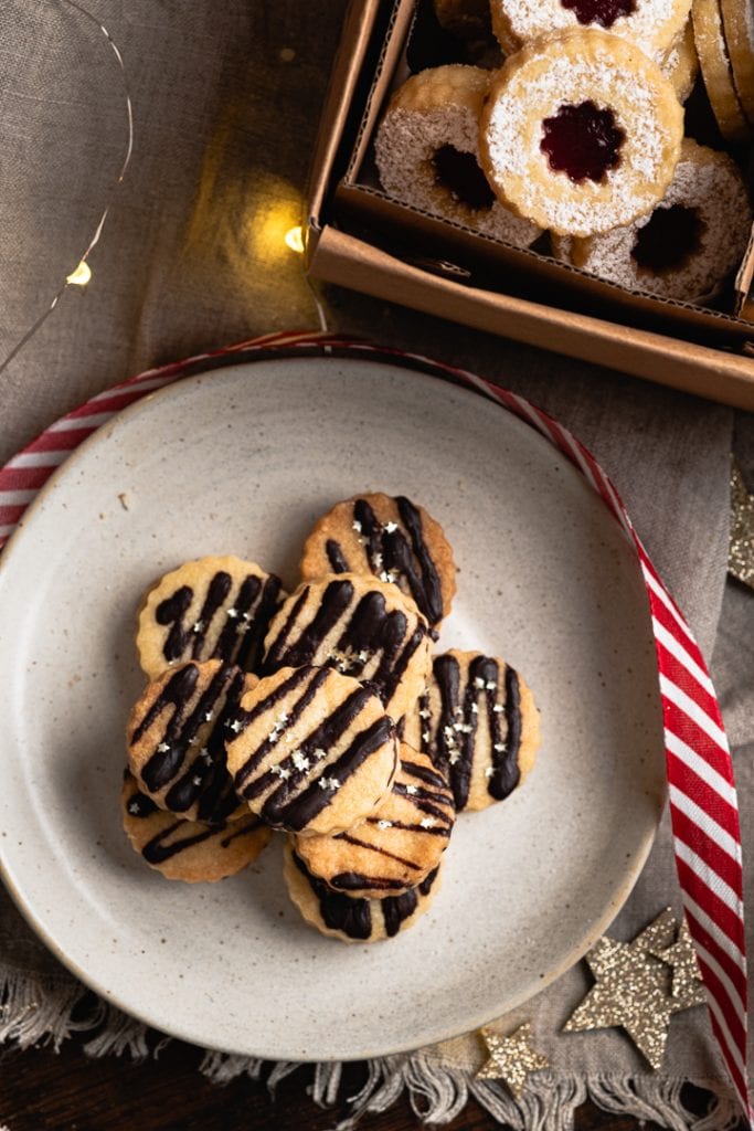 Schoko Orangen Taler ohne Ei auf dem Tisch der weihnachtlich dekoriert ist.