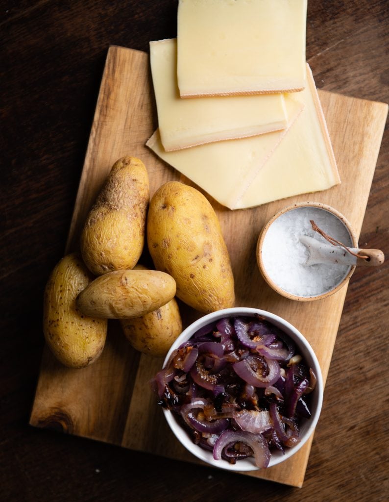 Ein Bratkartoffel Pfännchen mit Schmorzwiebeln als Raclette Idee.