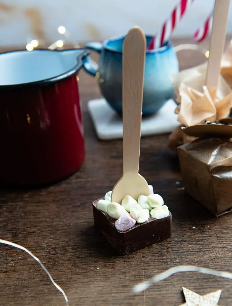 Ein Schokoladenstick als Weihnachtsgeschenk mit Marshmallows.
