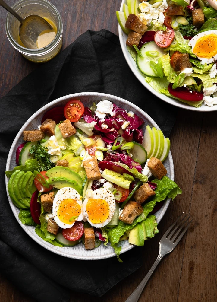 Ein Salad Bowl Teller mit zwei Eiern. 