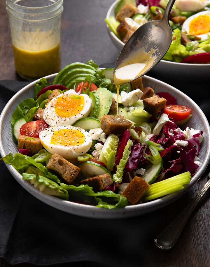 Eine Bunte, gesunde Salad Bowl in 15 Minuten mit Avocado & Ei.