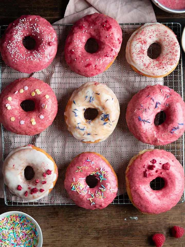 Amerikanische Donuts selber machen auf einem Abtropfgiter