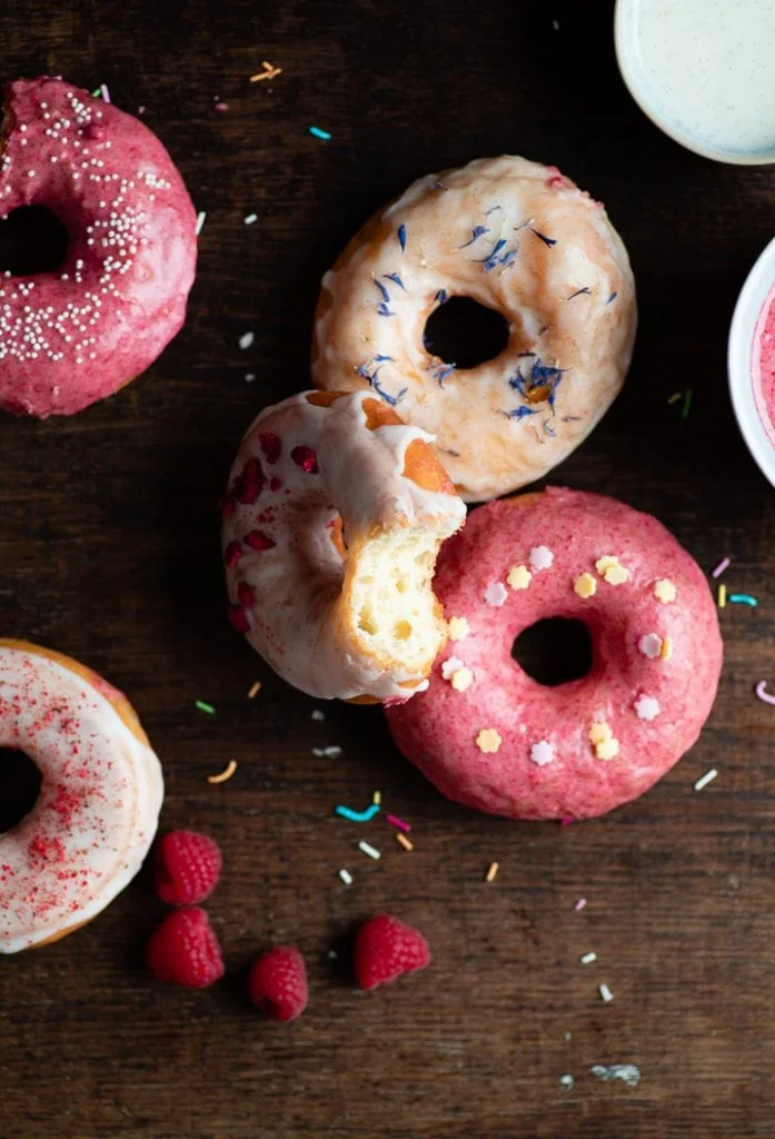 Ein angebissener Donut der vorher frittiert wurde