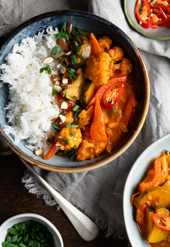 Ein Gemüse Curry ohne Kokosmilch neben Reis.