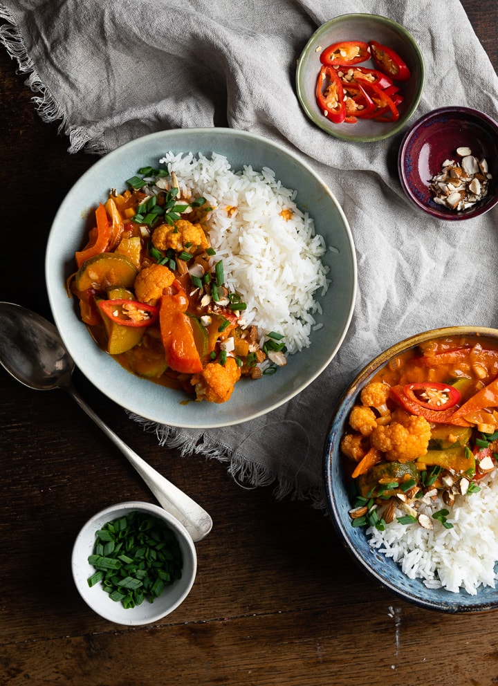 Das vegetarische Gemüse Curry steht in zwei Teller auf dem Tisch.
