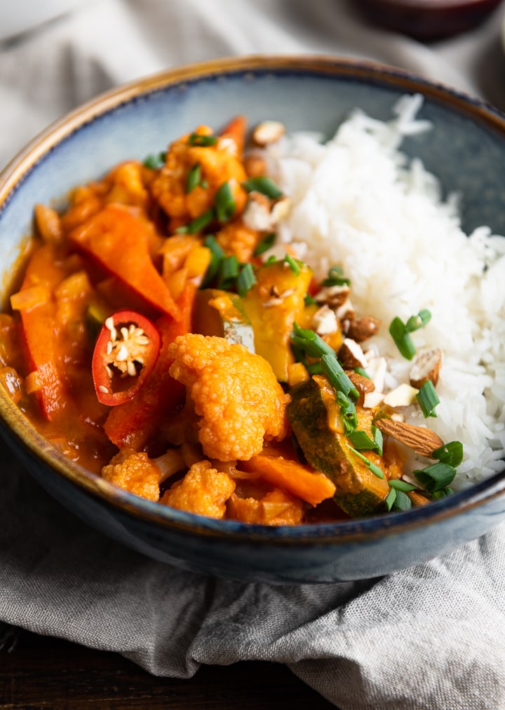 Ein Gemüse Curry ohne Kokosmilch mit Reis.