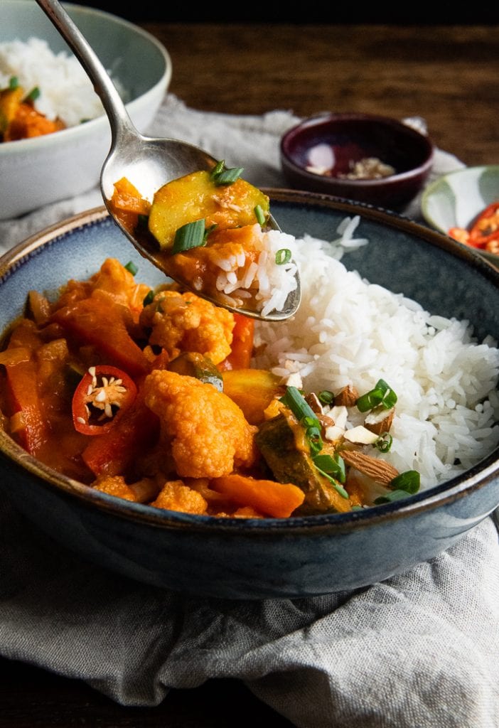 Ein Gemüse Curry, vegetarisches Rezept ohne Kokosmilch.
