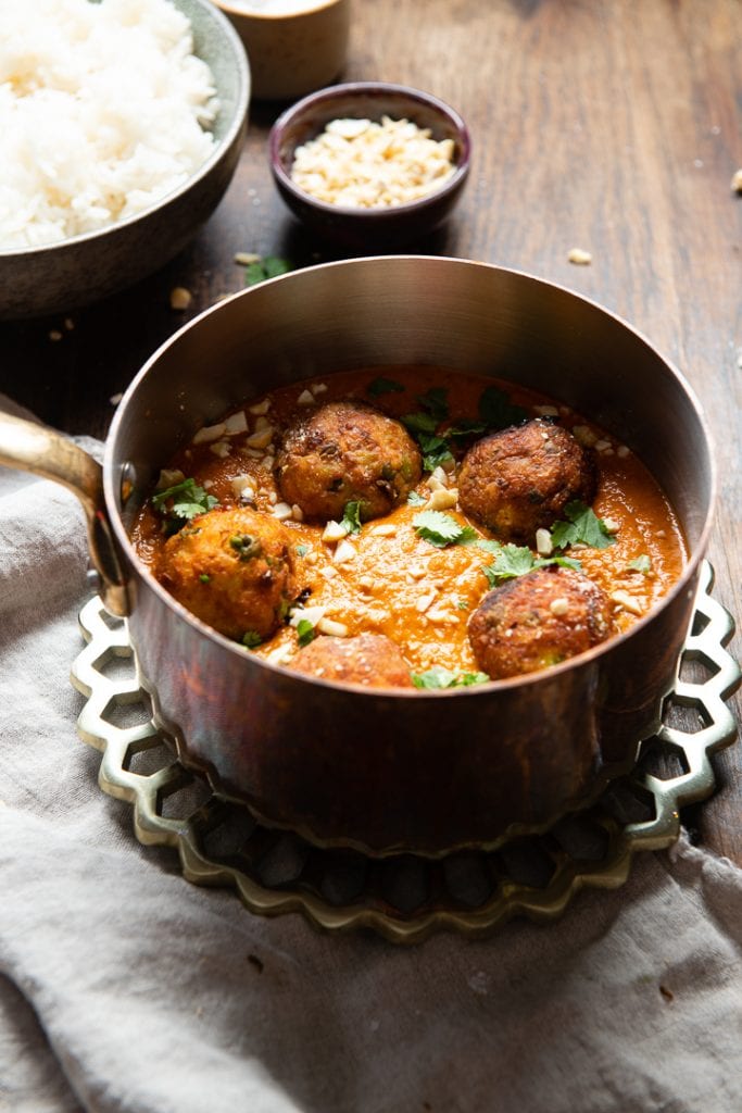 Ein Topf mit Indischem Malai Kofta und Curry Sauce.