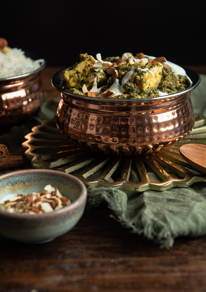 Ein Palak Paneer Rezept original indisch serviert in einem Handi.
