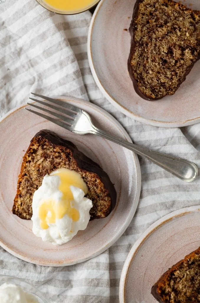 Ein Stück von dem Eierlikör Gugelhupf mit etwas Sahne.