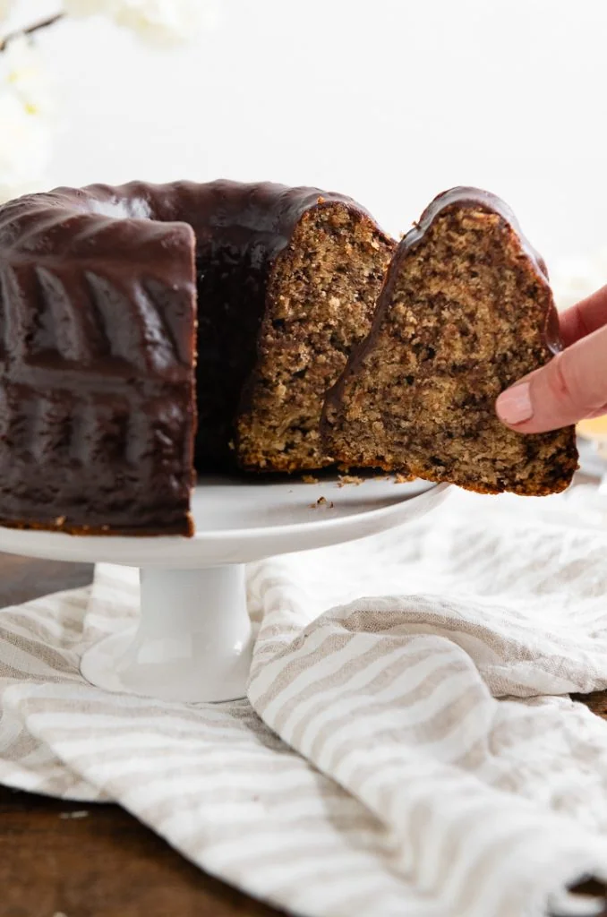 Der Schoko Eierlikör Gugelhupf ist angeschnitten auf dem Tisch.