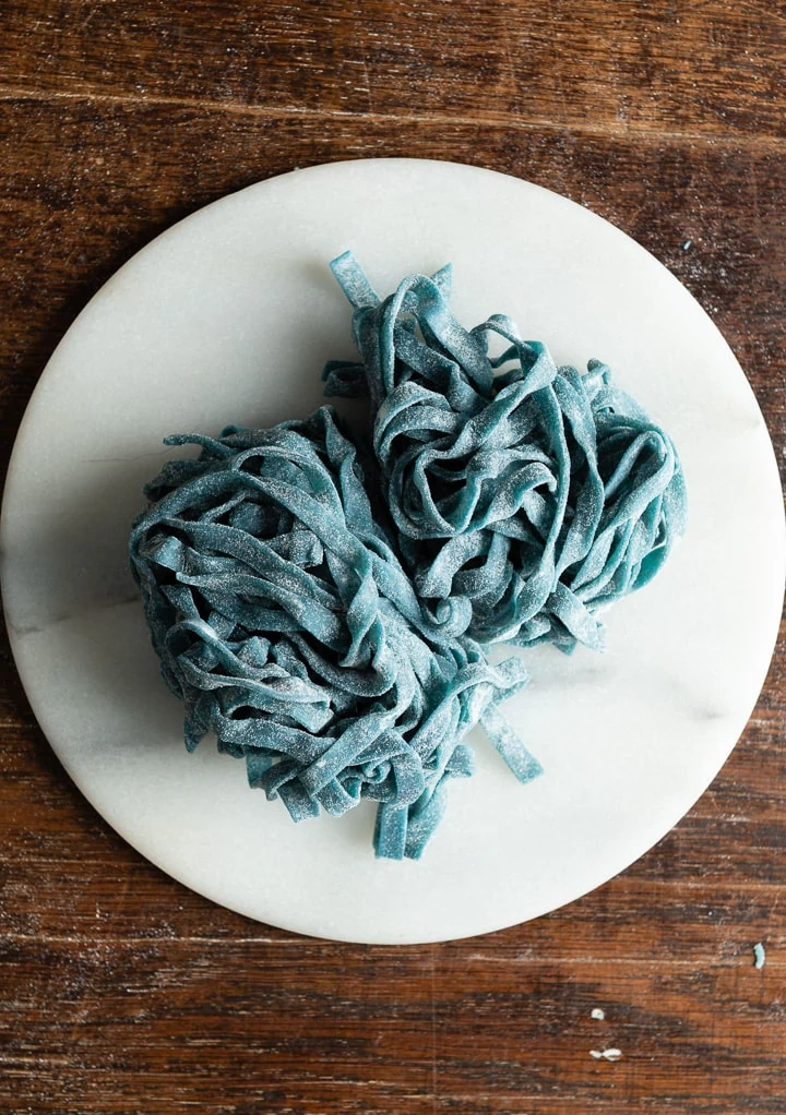 Blauer Nudelteig selbstgemacht auf einem Teller.