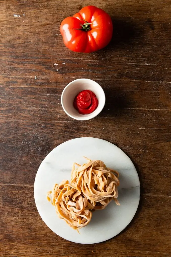 Tomatenmark für rote Nudeln.