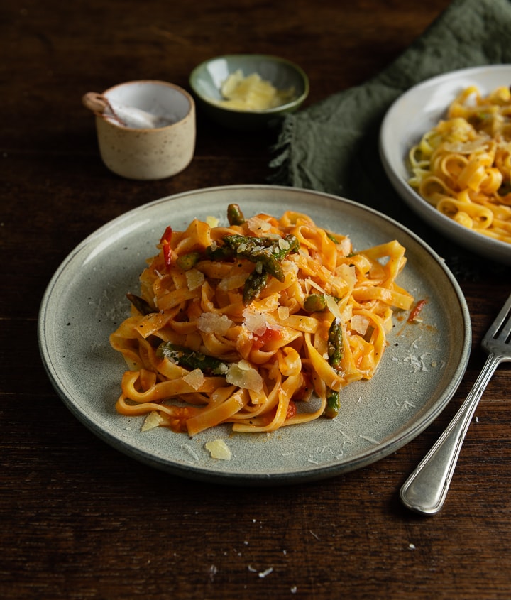 5 Zutaten Pasta mit grünem Spargel, Tomaten und Parmesan geht sehr schnell und eignet sich als Abendessen.