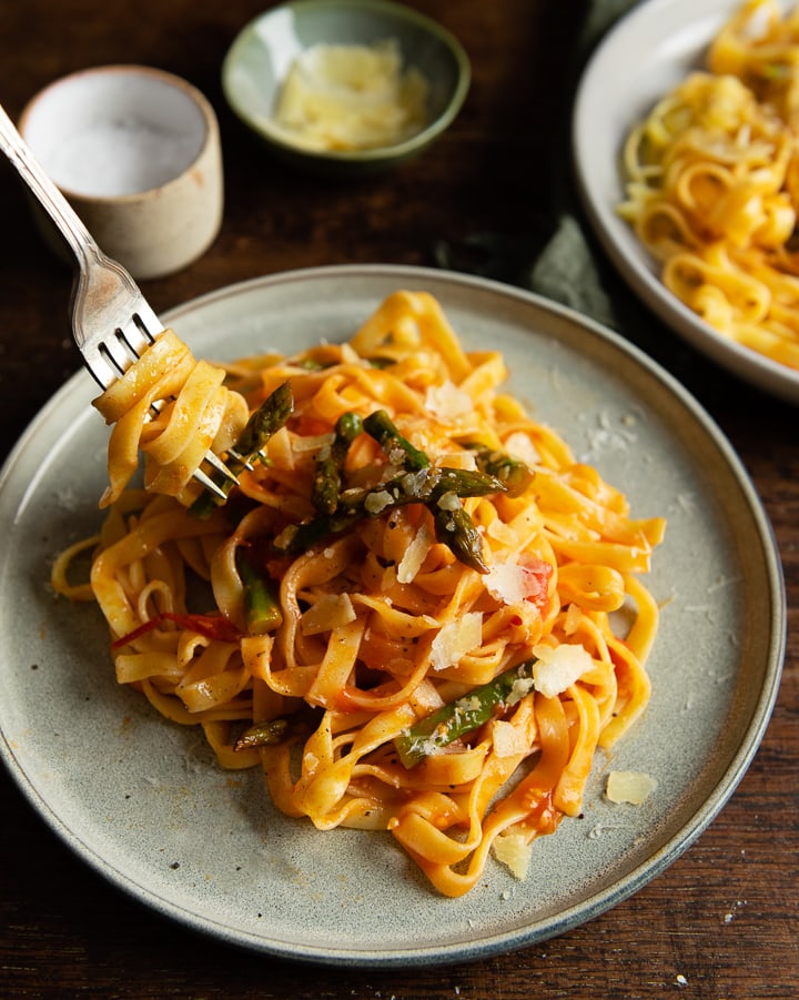 Die 5 Zutaten Pasta mit grünem Spargel, Tomaten und Parmesan auf dem Teller.