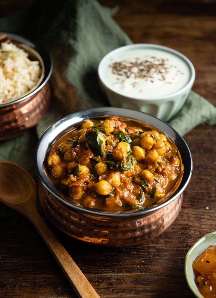 Ein Indisches Kichererbsen Spinat Curry in 25 Minuten zubereitet für viele Personen.
