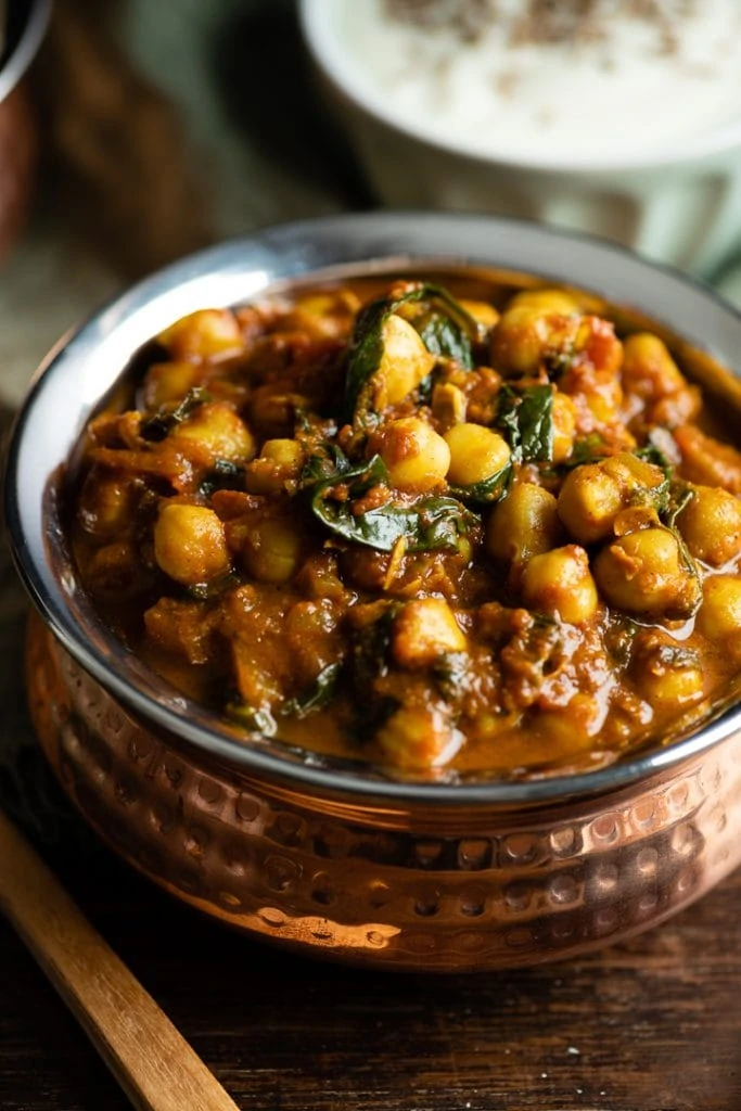 Ein Kichererbsen Spinat Curry in einer indischen Schüssel.